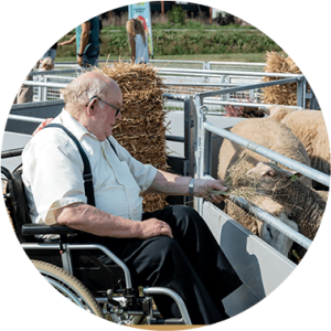 Rolstoel bij boerderij